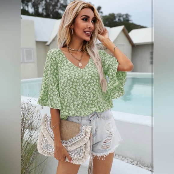 SHEIN Tops - Green & White Daisy SHEIN Blouse